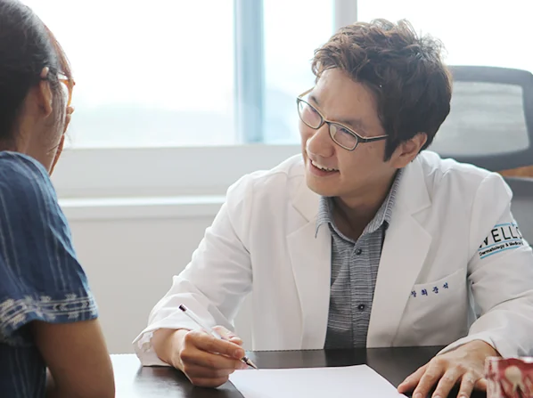 Dermatologist consulting a patient about hair loss at WELLS